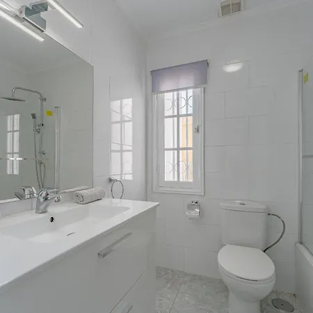 Heated Pool In Front Of A 아데제