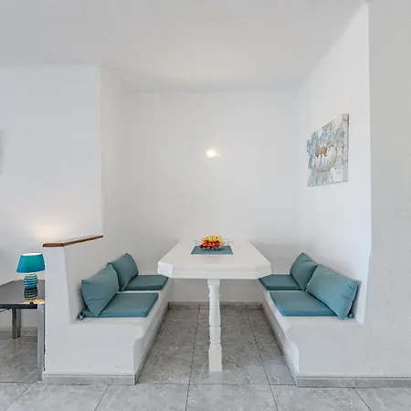 Heated Pool In Front Of A Апартаменты